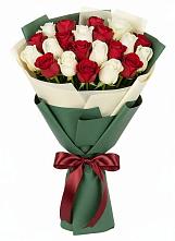 Букет Микс из красных и белых роз в Ильском