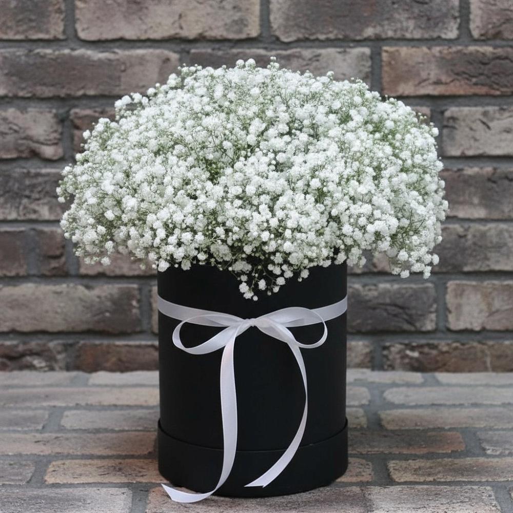 Цветочная композиция из Гипсофила в шляпной коробке в Ильском