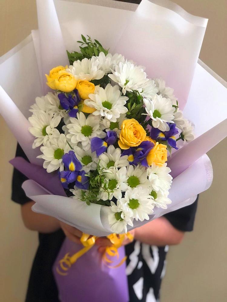 Букет цветов из: Ирисы, Хризантемы и Розы в Ильском