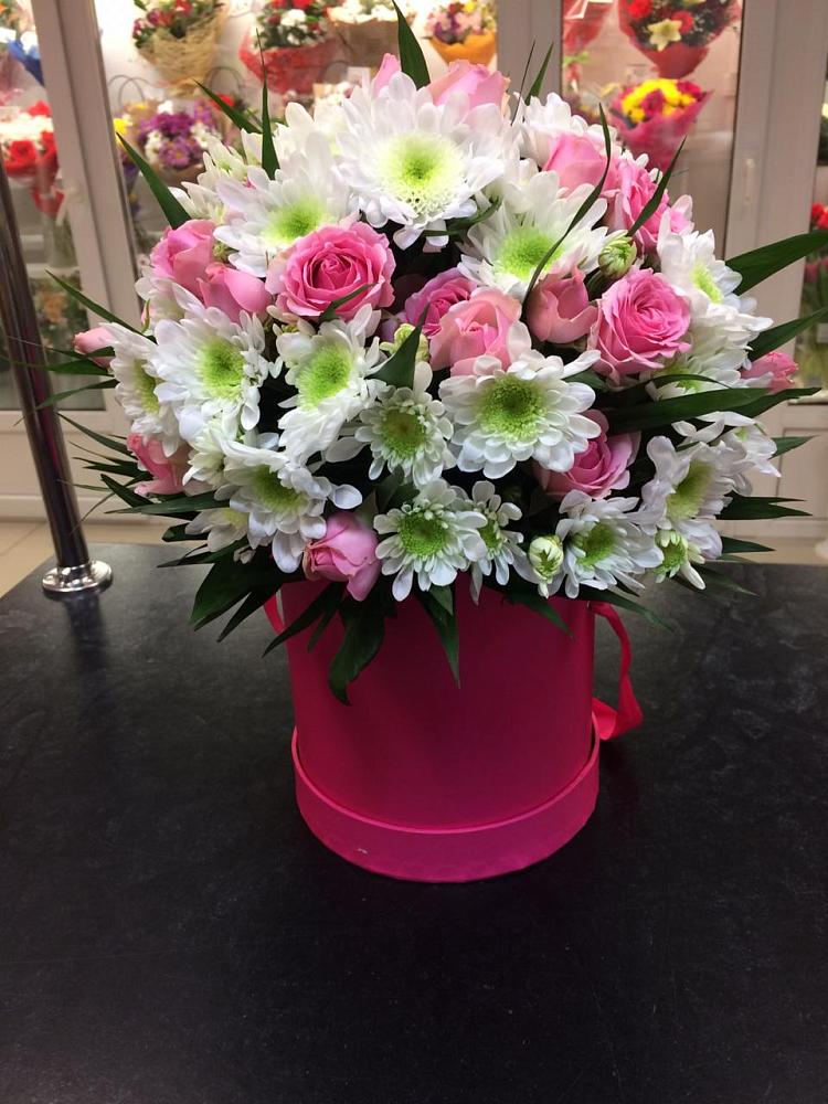 Цветочная композиция из Розы и Хризантемы в шляпной коробке в Ильском